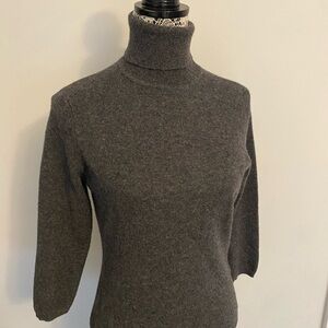 In cashmere Gray Turtleneck Women's Sweater EUC